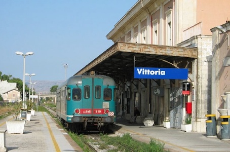 https://www.ragusanews.com/immagini_articoli/21-12-2024/un-30enne-residente-a-modica-l-uomo-trovato-morto-alla-stazione-di-vittoria-300.jpg