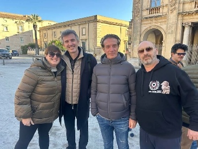 https://www.ragusanews.com/immagini_articoli/22-01-2025/ficarra-e-picone-a-noto-alla-ricerca-di-location-per-una-nuova-serie-netflix-300.jpg