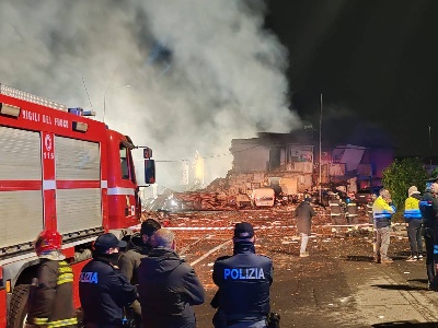 https://www.ragusanews.com/immagini_articoli/22-01-2025/inferno-a-catania-crolla-palazzo-per-fuga-di-gas-14-feriti-300.jpg