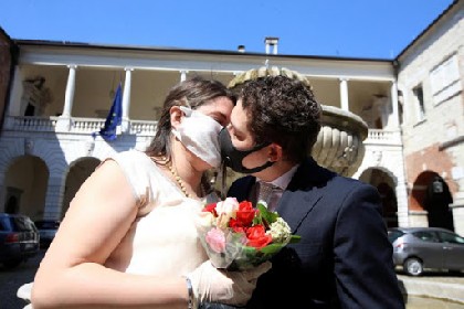 https://www.ragusanews.com/immagini_articoli/22-05-2021/matrimonio-covid-non-c-e-tetto-agli-invitati-280.jpg