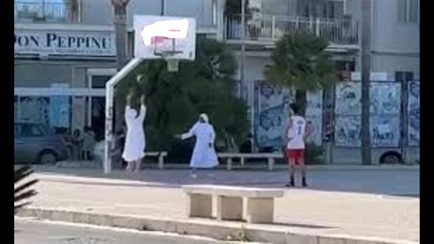 https://www.ragusanews.com/immagini_articoli/22-05-2024/suore-giocano-a-basket-a-marina-di-ragusa-il-video-virale-500.jpg