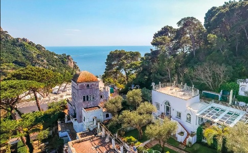 https://www.ragusanews.com/immagini_articoli/22-06-2023/venduta-la-villa-di-christian-de-sica-a-capri-300.jpg