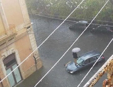 https://www.ragusanews.com/immagini_articoli/22-10-2021/1634914914-nubifragio-su-siracusa-cassonetti-trascinati-dall-acqua-video-2-280.jpg