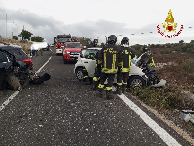 https://www.ragusanews.com/immagini_articoli/22-10-2024/1729613584-incidente-vicino-al-castello-di-donnafugata-due-donne-ferite-1-300.jpg