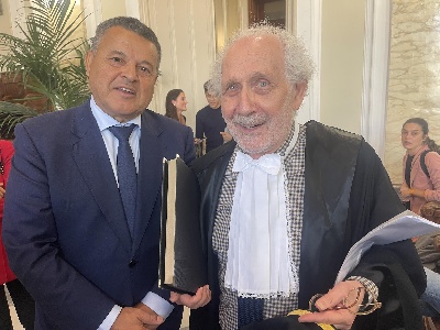 https://www.ragusanews.com/immagini_articoli/22-10-2024/1729620230-laurea-honoris-causa-all-artista-emilio-isgro-il-non-uccidere-a-scicli-1-300.jpg