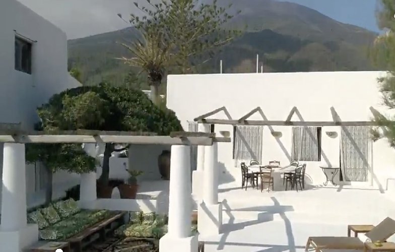 https://www.ragusanews.com/immagini_articoli/22-12-2020/ecco-la-villa-di-dolce-gabbana-in-vendita-a-stromboli-500.jpg