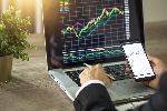 https://www.ragusanews.com/immagini_articoli/22-12-2023/investimenti-online-trading-automatico-sta-cambiando-il-modo-di-investire-100.jpg
