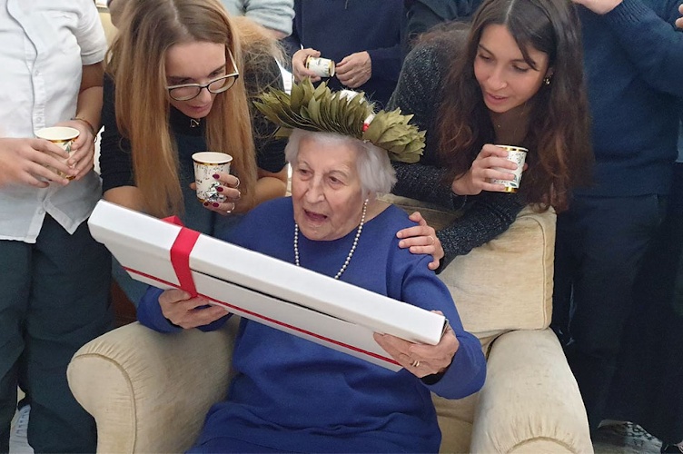 https://www.ragusanews.com/immagini_articoli/22-12-2024/il-regalo-per-i-100-anni-di-nonna-lidia-il-diploma-di-laurea-mai-ritirato-perche-costava-troppo-500.jpg