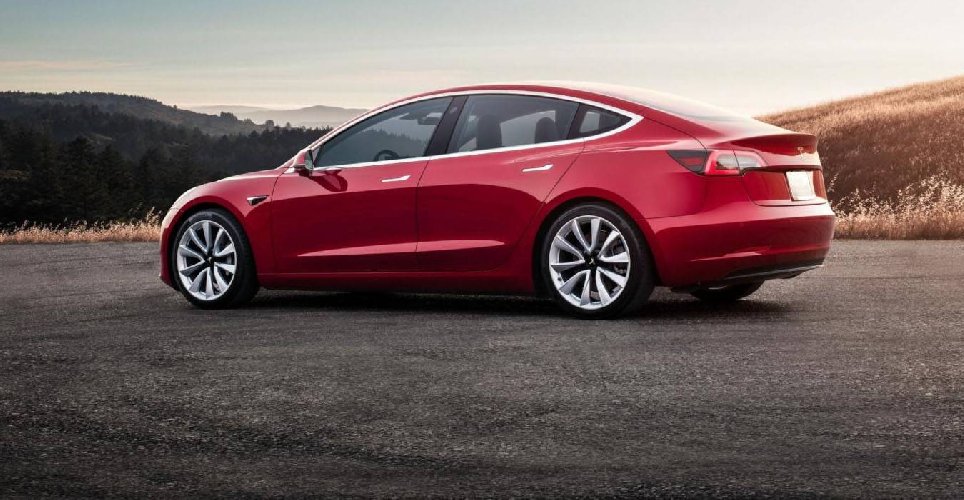 https://www.ragusanews.com/immagini_articoli/23-01-2021/1611397423-la-tesla-abbassa-il-prezzo-della-model-3-a-38-mila-euro-e-spacca-il-mercato-4-500.jpg