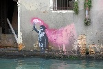 https://www.ragusanews.com/immagini_articoli/23-01-2025/il-murale-di-banksy-a-venezia-sara-rimosso-temporaneamente-per-essere-restaurato-100.jpg