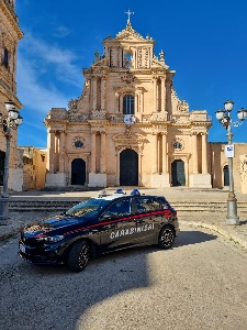 https://www.ragusanews.com/immagini_articoli/23-01-2025/ispica-danneggia-vetrata-basilica-con-dei-petardi-preso-dai-carabinieri-300.jpg