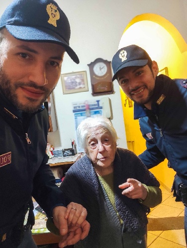 https://www.ragusanews.com/immagini_articoli/23-02-2024/anziana-si-sente-sola-e-chiama-la-polizia-agenti-le-fanno-compagnia-500.jpg