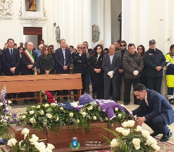 https://www.ragusanews.com/immagini_articoli/23-03-2024/1711199753-pozzallo-anche-matteo-renzi-al-funerale-di-joe-barone-1-300.jpg