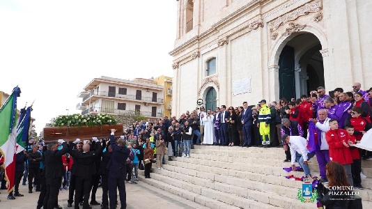 https://www.ragusanews.com/immagini_articoli/23-03-2024/1711199754-pozzallo-anche-matteo-renzi-al-funerale-di-joe-barone-2-300.jpg