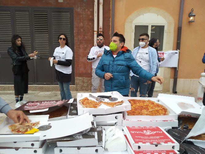 https://www.ragusanews.com/immagini_articoli/23-04-2021/covid-flash-mob-di-ristoratori-nei-luoghi-di-montalbano-500.jpg