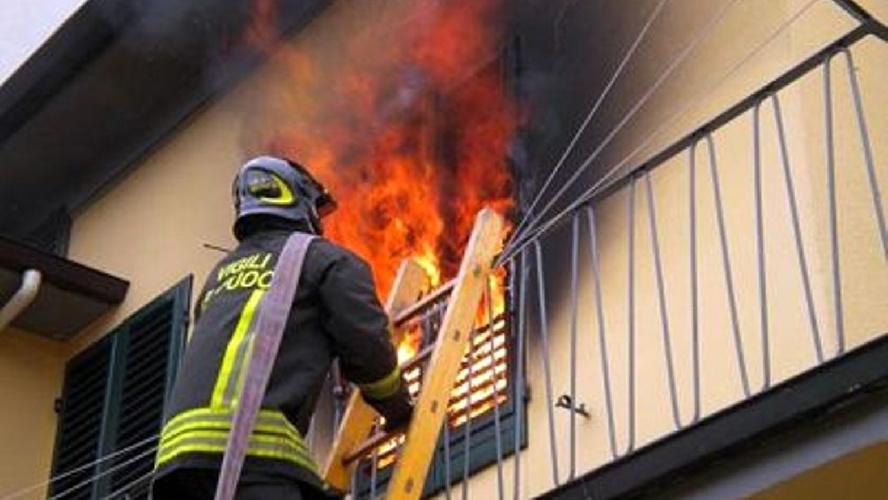 https://www.ragusanews.com/immagini_articoli/23-04-2024/a-fuoco-una-casa-a-comiso-arrivano-i-pompieri-500.jpg