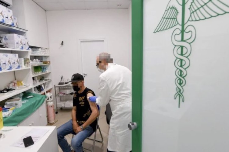 https://www.ragusanews.com/immagini_articoli/23-06-2021/vaccini-anche-in-farmacia-in-sicilia-si-parte-il-15-luglio-500.jpg