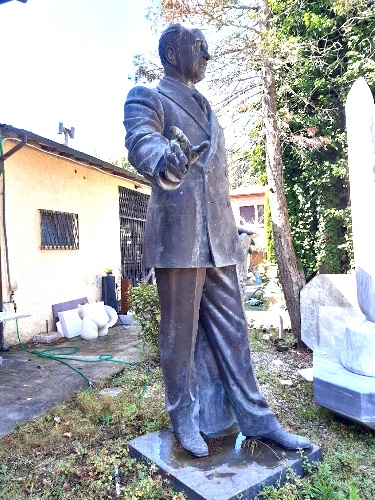 https://www.ragusanews.com/immagini_articoli/23-07-2023/la-statua-di-filippo-pennavaria-non-sara-mai-collocata-a-ragusa-500.jpg