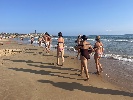 https://www.ragusanews.com/immagini_articoli/23-08-2024/a-sampieri-e-di-moda-la-passeggiata-chetogenica-in-spiaggia-100.jpg