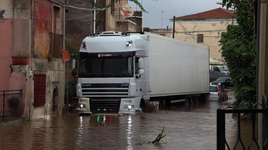 https://www.ragusanews.com/immagini_articoli/23-10-2024/a-giarre-fiume-di-fango-video-500.jpg