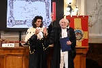 https://www.ragusanews.com/immagini_articoli/23-10-2024/emilio-isgro-la-tavola-di-mose-a-scicli-100.jpg