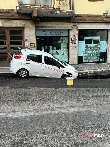 https://www.ragusanews.com/immagini_articoli/23-11-2023/1700740480-piove-e-a-palermo-si-apre-una-voragine-per-strada-1-300.jpg