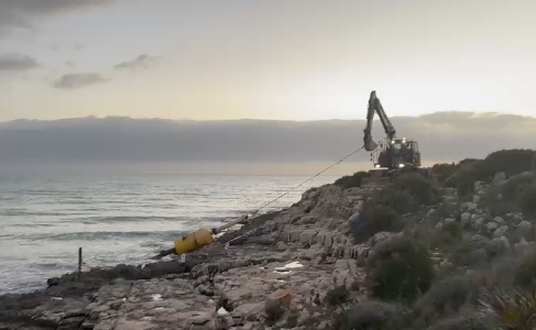 https://www.ragusanews.com/immagini_articoli/24-01-2025/la-boa-spiaggiata-a-costa-di-carro-di-sampieri-e-stata-rimossa-foto-video-300.jpg