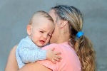 https://www.ragusanews.com/immagini_articoli/24-02-2025/padre-spezza-gamba-e-braccio-a-bambino-di-4-anni-mamma-caduto-dal-letto-100.jpg