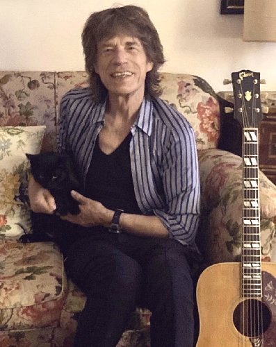 https://www.ragusanews.com/immagini_articoli/24-03-2021/mick-jagger-in-sicilia-fa-una-foto-col-gatto-500.jpg