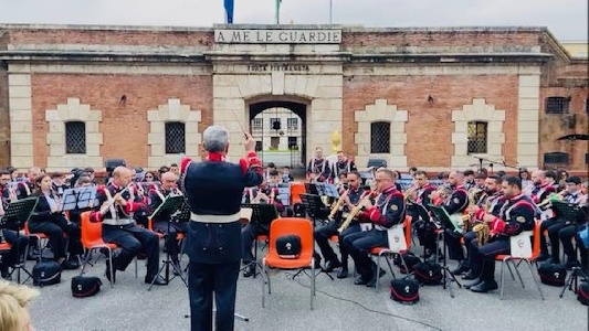 https://www.ragusanews.com/immagini_articoli/24-03-2024/1711272561-l-orchestra-i-care-dell-i-c-don-milani-di-scicli-si-esibisce-a-roma-1-300.jpg