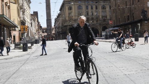 https://www.ragusanews.com/immagini_articoli/24-05-2022/matteo-zuppi-cardinale-in-bicicletta-nuovo-presidente-della-cei-280.jpg