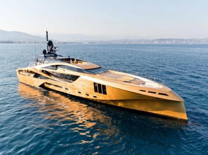 https://www.ragusanews.com/immagini_articoli/24-06-2022/e-arrivato-khalilah-il-superyacht-tutto-dorato-500.jpg