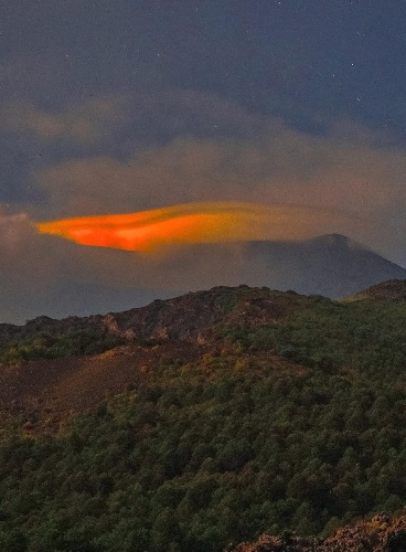 https://www.ragusanews.com/immagini_articoli/24-06-2024/spettacolare-nuvola-lenticolare-sull-etna-500.jpg