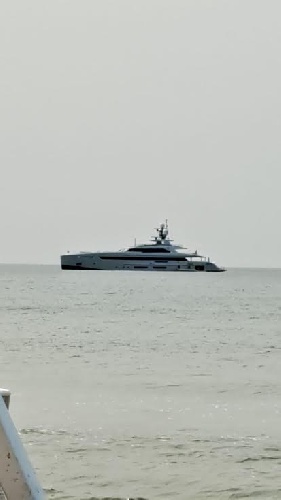 https://www.ragusanews.com/immagini_articoli/24-08-2023/1692863846-lo-yacht-kinda-nel-mare-tra-granelli-e-porto-ulisse-foto-1-500.jpg