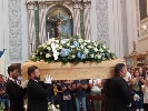 https://www.ragusanews.com/immagini_articoli/24-08-2024/a-comiso-i-funerali-di-rosario-pace-100.jpg