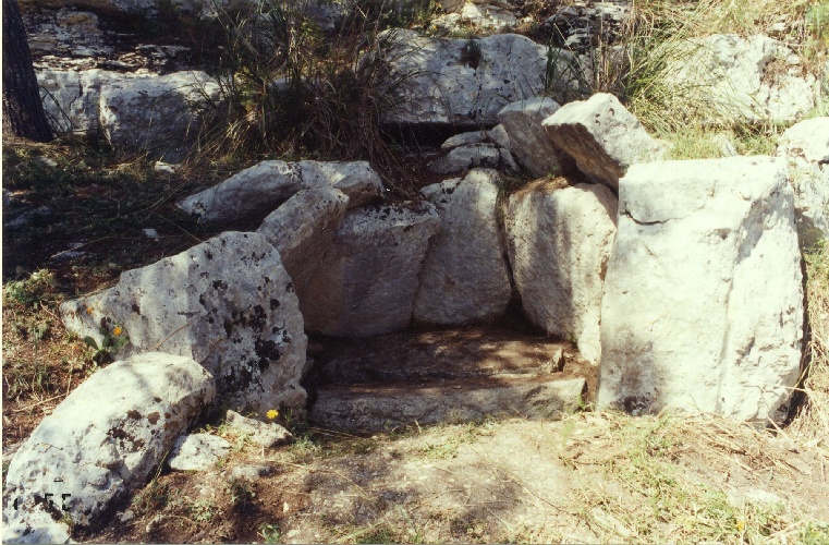 https://www.ragusanews.com/immagini_articoli/24-09-2021/l-enigma-dei-dolmen-ragusani-cava-dei-servi-la-stonehenge-iblea-500.jpg