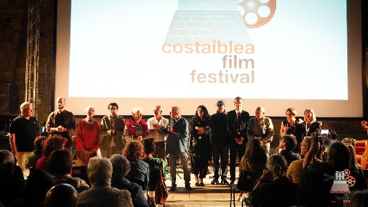 https://www.ragusanews.com/immagini_articoli/24-09-2024/1727179960-cinema-matteo-garrone-premiato-a-marina-di-ragusa-1-300.jpg