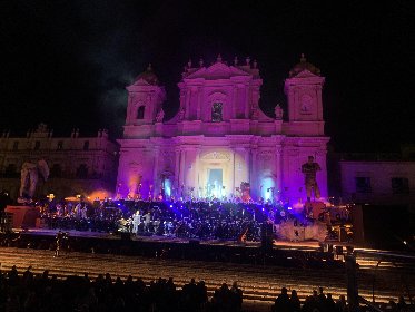 https://www.ragusanews.com/immagini_articoli/24-10-2020/bocelli-canta-a-noto-e-vui-durmite-ancora-280.jpg