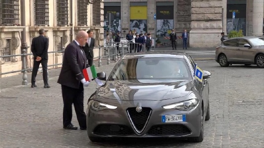 https://www.ragusanews.com/immagini_articoli/24-10-2022/1666611134-auto-sovrana-giorgia-meloni-lascia-la-bella-audiu-a6-per-un-alfa-giulia-1-300.jpg