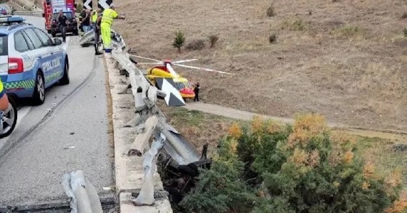 https://www.ragusanews.com/immagini_articoli/24-10-2023/incidente-mortale-sulla-palermo-catania-camion-giu-dal-viadotto-300.jpg