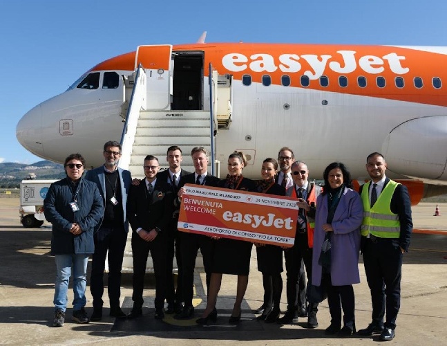 https://www.ragusanews.com/immagini_articoli/24-11-2023/e-atterrato-a-comiso-il-primo-milano-malpenso-operato-da-easyjet-500.jpg