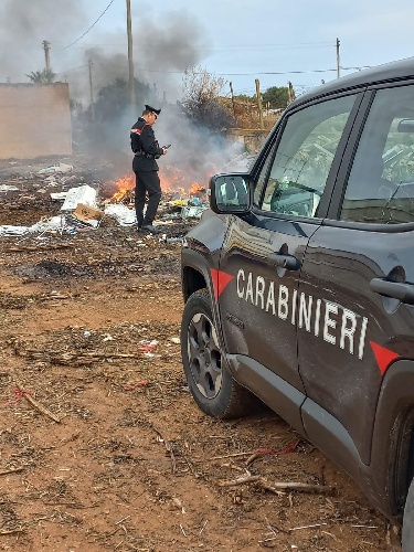 https://www.ragusanews.com/immagini_articoli/24-11-2023/incendiava-rifiuti-arrestato-imprenditore-agricolo-500.jpg