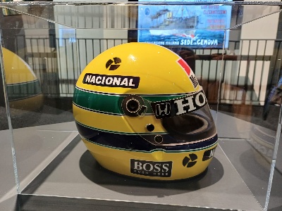 https://www.ragusanews.com/immagini_articoli/24-11-2024/formula-uno-inaugurata-a-siculiana-la-mostra-dedicata-ad-ayrton-senna-300.jpg