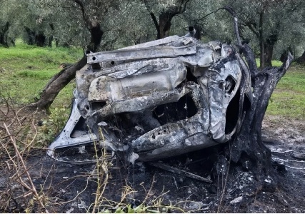 https://www.ragusanews.com/immagini_articoli/24-12-2024/finiscono-fuori-strada-l-auto-prende-fuoco-morte-due-ragazze-avevano-17-e-18-anni-300.jpg