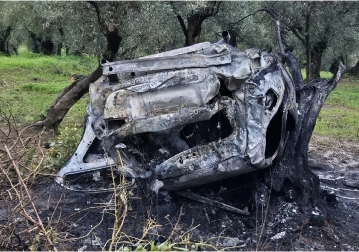 https://www.ragusanews.com/immagini_articoli/24-12-2024/finiscono-fuori-strada-l-auto-prende-fuoco-morte-due-ragazze-avevano-17-e-18-anni-500.jpg