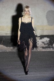 https://www.ragusanews.com/immagini_articoli/25-02-2021/1614292645-milano-fashion-week-4-280.jpg