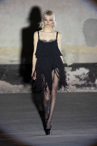 https://www.ragusanews.com/immagini_articoli/25-02-2021/1614292645-milano-fashion-week-4-500.jpg