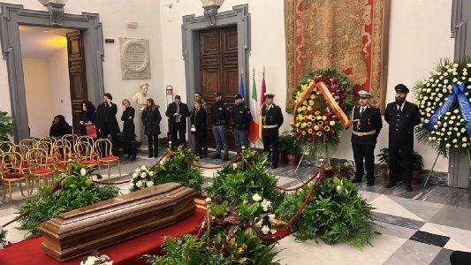 https://www.ragusanews.com/immagini_articoli/25-02-2023/1677330134-maurizio-costanzo-aperta-la-camera-ardente-in-campidoglio-4-300.jpg