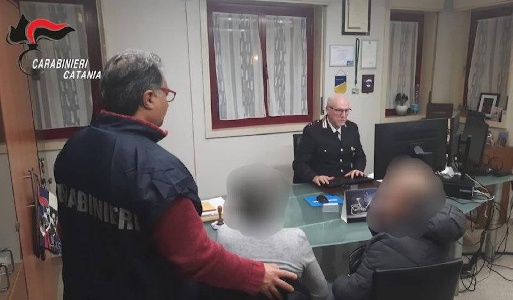 https://www.ragusanews.com/immagini_articoli/25-02-2025/regge-il-gioco-al-falso-carabiniere-e-lo-fa-arrestare-300.jpg