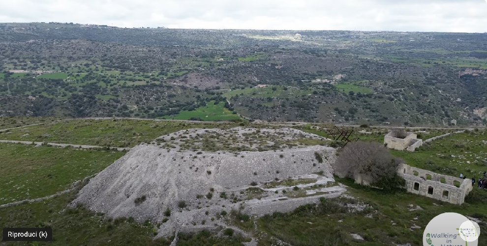 https://www.ragusanews.com/immagini_articoli/25-03-2024/escursione-alle-miniere-di-asfalto-di-streppenoca-castelluccio-video-500.jpg